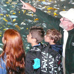 Volunter working with kids at the Zoo